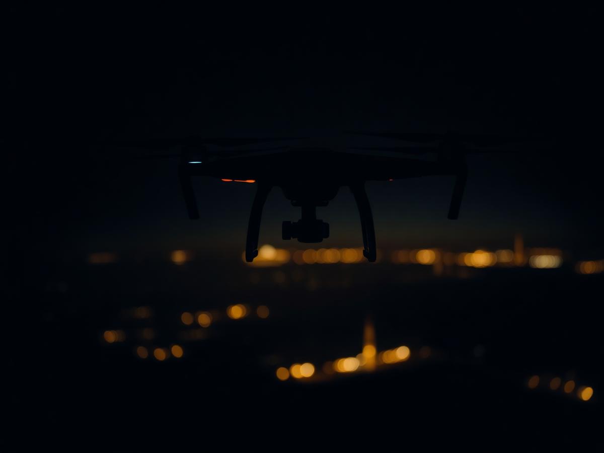 Dron sobre ciudad al anochecer